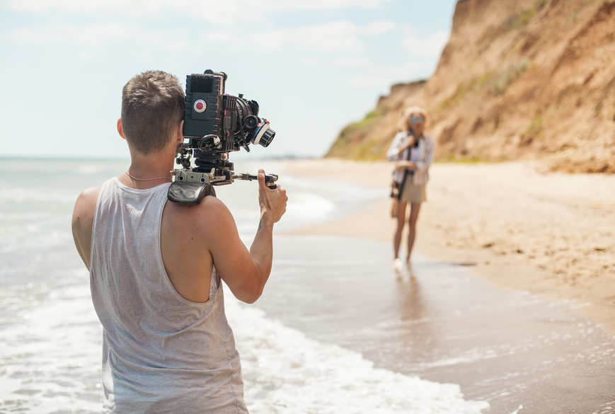 tournage sur une plage sous le soleil